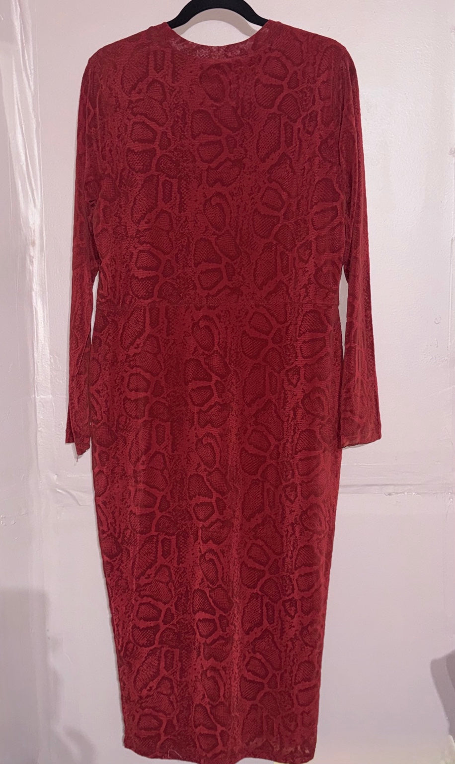 Nina Parker burgundy embossed bodycon midi dress back