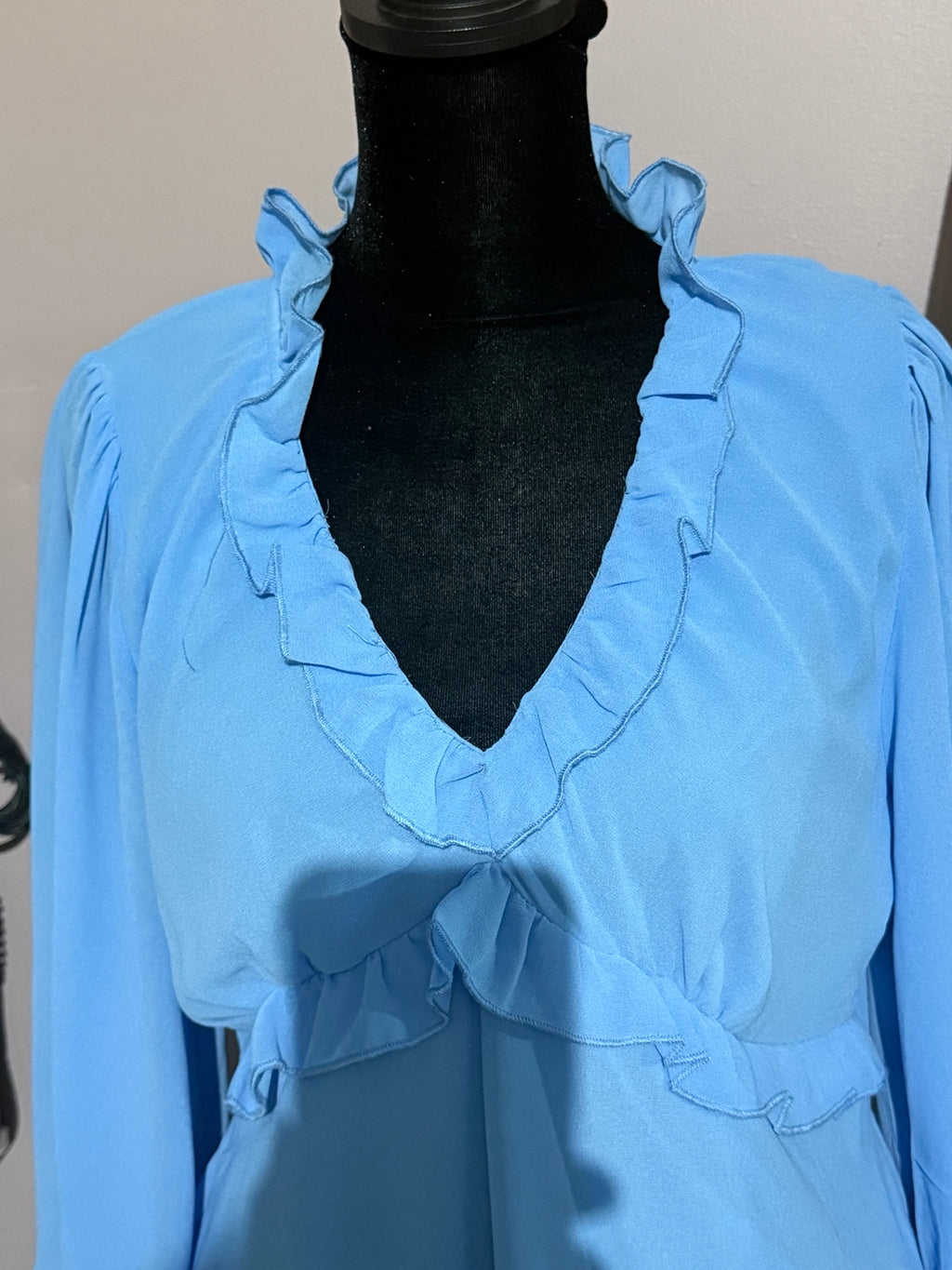 Close-up of Umgee blue dress ruffle neckline and waist